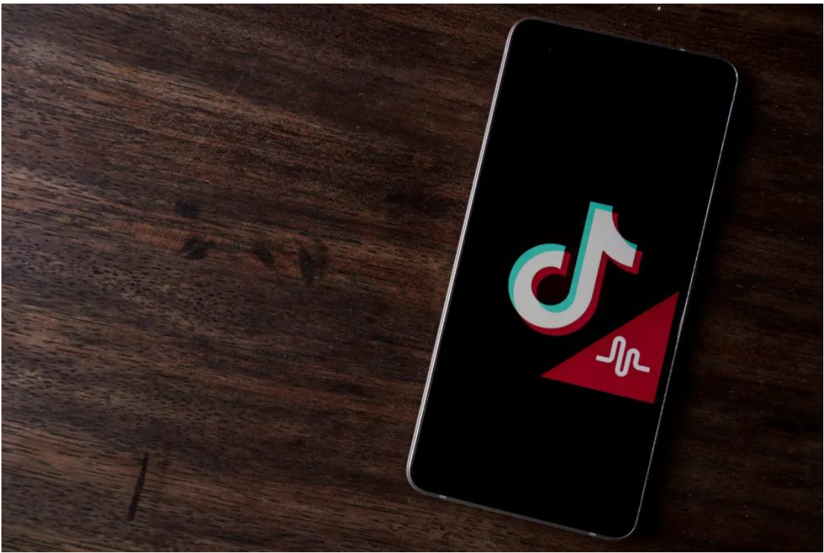 نمایندگان کنگره ایالات متحده از ByteDance خواستند تا TikTok را ظرف 165 روز واگذار کند در شش هفته اول سال جاری، فروش آیفون در چین نسبت به سال قبل 24 درصد کاهش یافت.